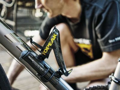 Флягодержатель TOPEAK SHUTTLE CAGE CARBON Silver Logo TCB02S